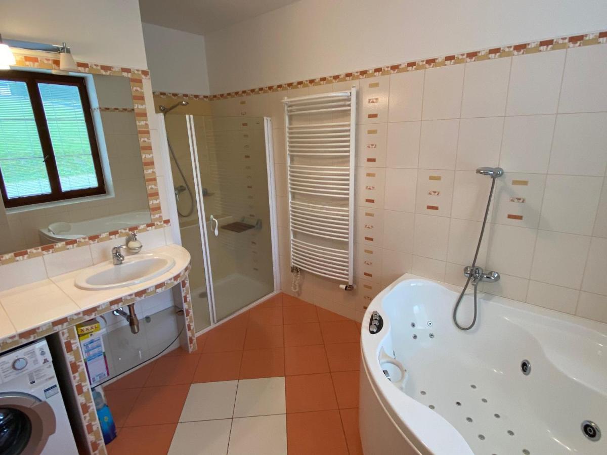Apartman Pod Dratnikem Svratka Exteriör bild